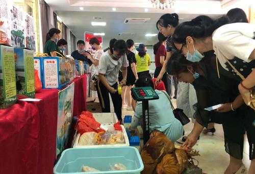 圖為扶貧農(nóng)產(chǎn)品銷售現(xiàn)場(chǎng).郭琰攝