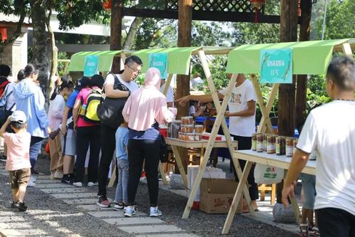 秀英區(qū):愛心扶貧集市銷售火爆 特色農(nóng)產(chǎn)品供不應(yīng)求